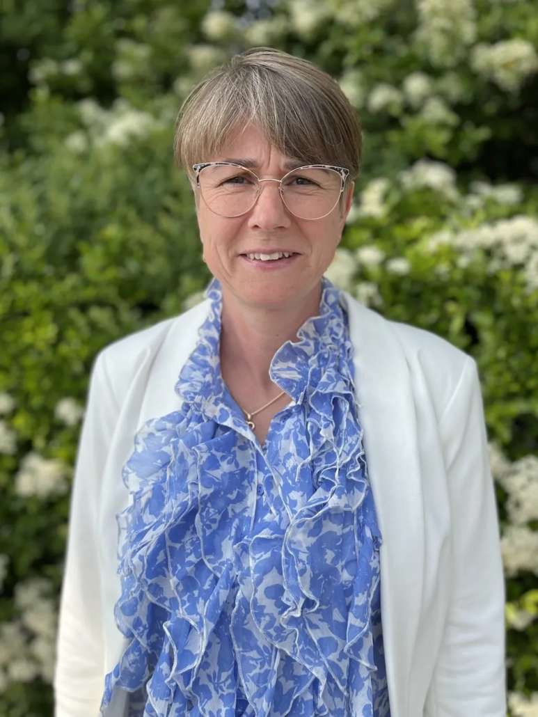 zarah-graenge-nakskov-kropsterapi-portraet-udendoers Zarah Grænge – certificeret Totum kropsterapeut i Nakskov – portræt udendørs